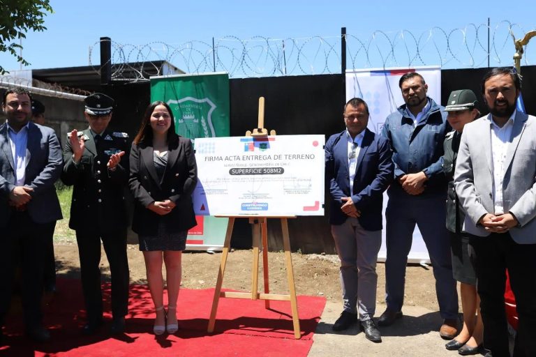 Serviu firma acta de entrega de terreno para construcción de multicancha aledaña a Centro Penitenciario Femenino de Bulnes