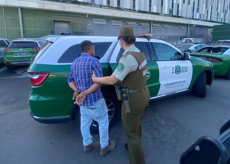 Carabineros detuvo en Chillán a sujeto que circulaba en moto robada y portando dosis de droga. Entregó identificación falsa