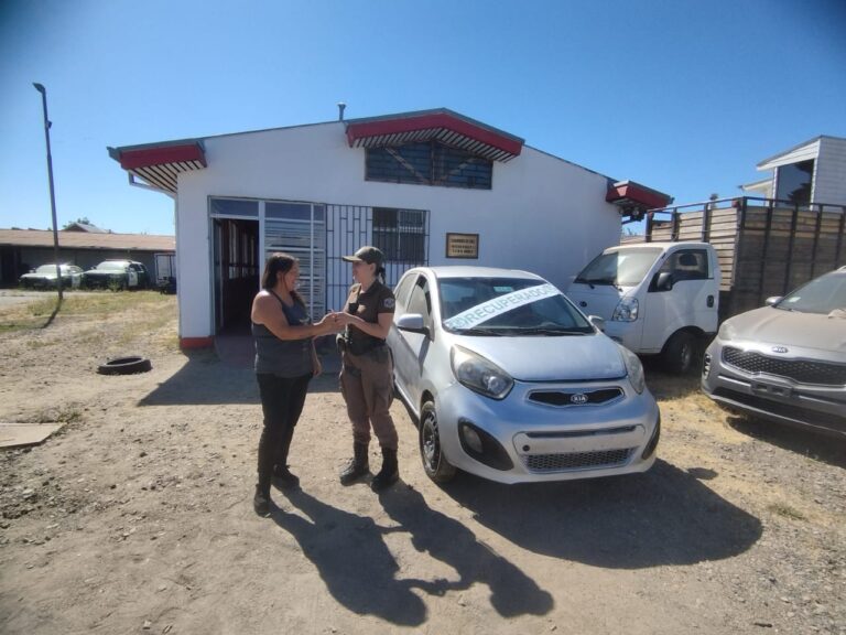 Carabineros del SEBV Ñuble hace entrega de vehículo robado en noviembre a propietaria