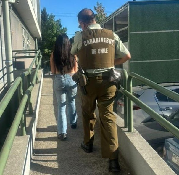 Adolescente de 17 años fue detenida por Carabineros en plena plaza de armas por robo con intimidación a escolares