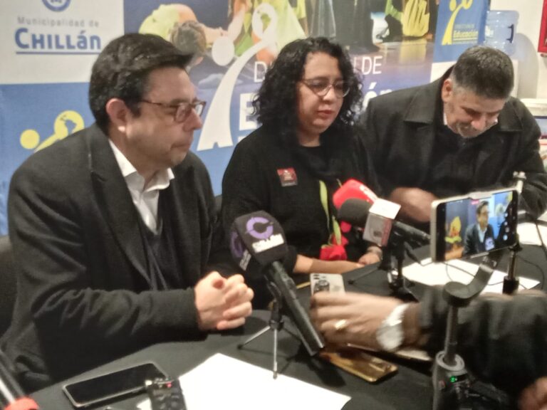 El DAEM chillanejo realizó esta mañana una actividad en el Teatro Municipal adelantando el Día del Teatro Chileno que se celebra el 11 de mayo