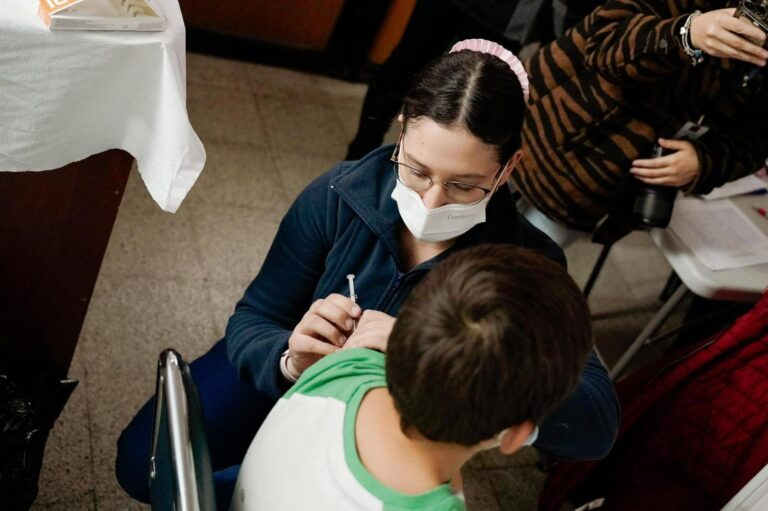 Autoridades reiteran llamado a toda la población a vacunarse contra la influenza