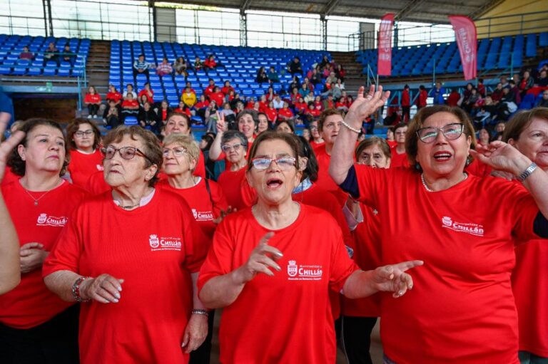 Más de 600 adultos mayores recibieron la Primavera bailando con desbordante alegría