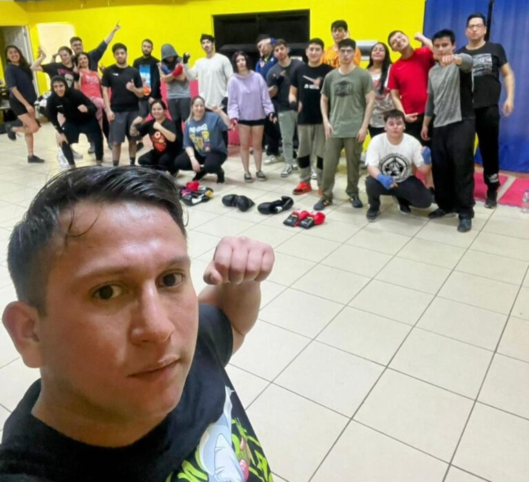 Escuela de boxeo municipal gratuita va al rescate de jóvenes de emblemático sector