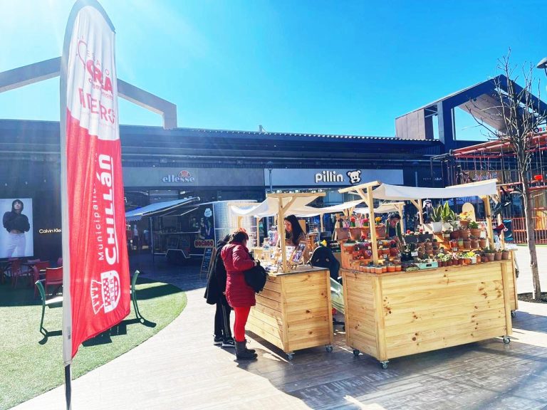 Más de 50 expositores en la feria navideña en VIVO Outlet Chillán