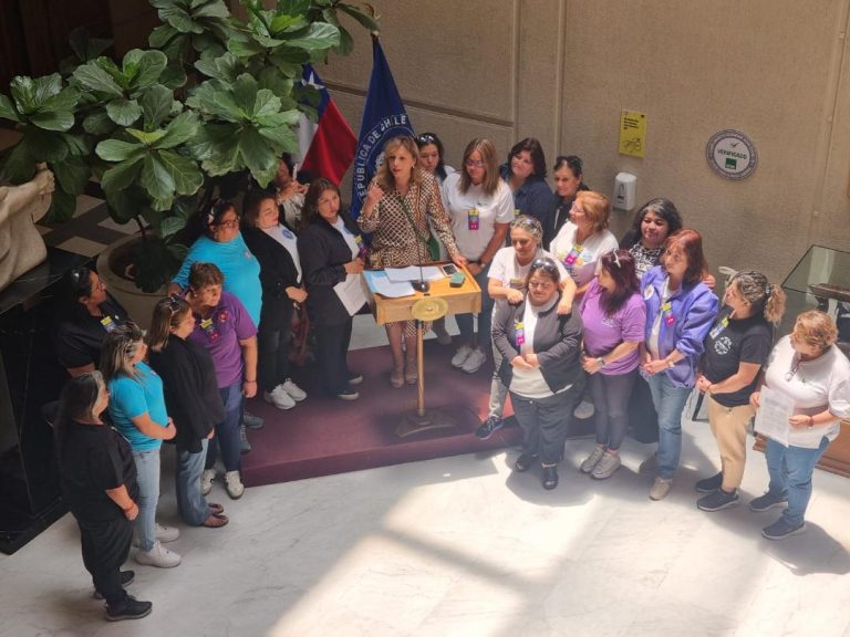 Senadora Carvajal y manipuladoras de alimentos presentan proyecto anti abusos de empresas concesionarias, garantizando protección de trabajadoras