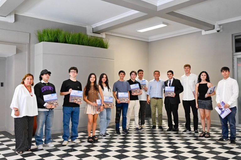 Municipalidad de Chillán reconoce a estudiantes que obtuvieron puntajes destacados en la PAES