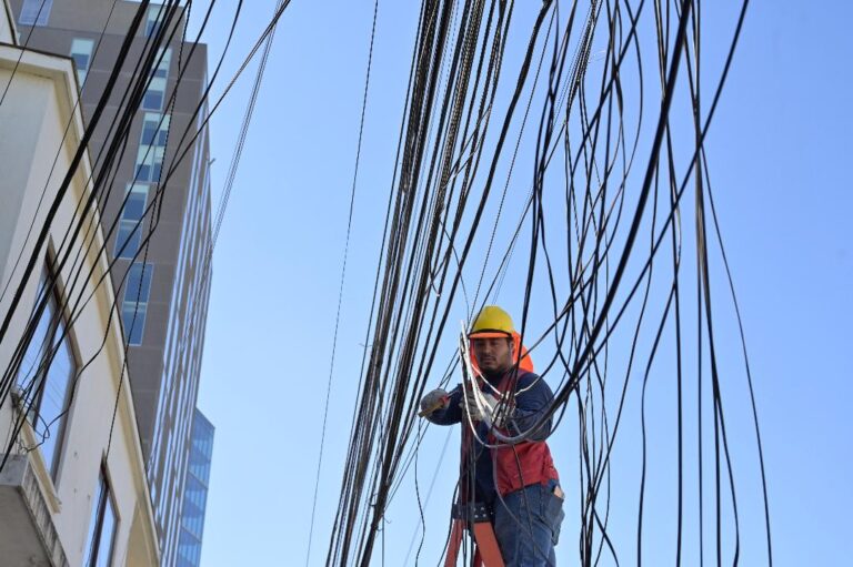 Avanza retiro de cables en desuso en distintos sectores de Chillán