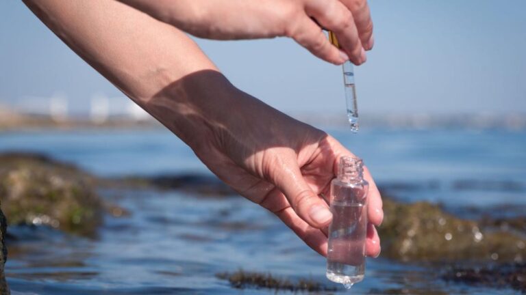 Especialista advierte sobre riesgos de consumir agua de mar y desmiente su supuesta eficacia contra el cáncer