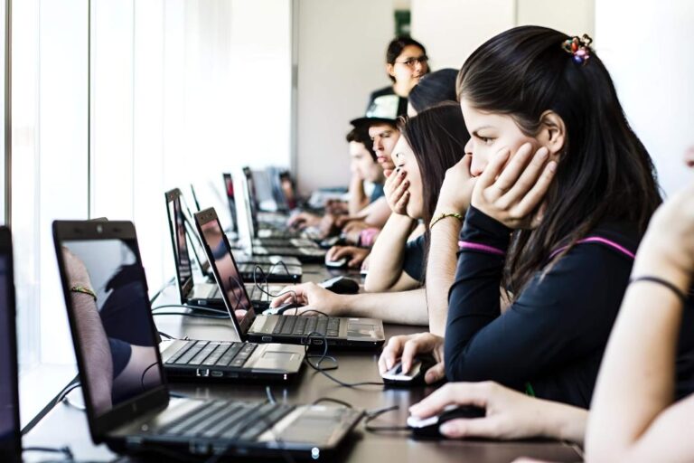 Innovador chat con IA orienta a jóvenes para rendir la PAES y postular a becas, créditos y gratuidad