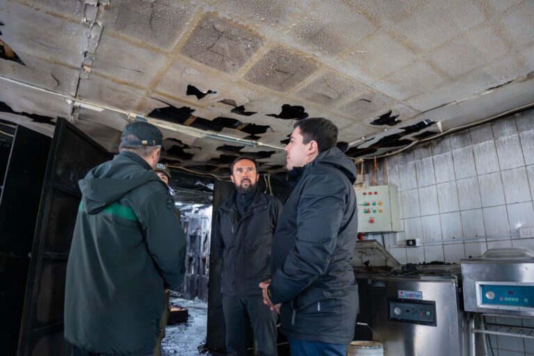 Gobernador Óscar Crisóstomo compromete recursos para la reconstrucción tras incendio en el CET de San Carlos