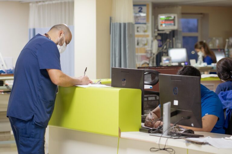 Profesionales de salud llaman al autocuidado ante incremento de consultas por enfermedades respiratorias en Ñuble