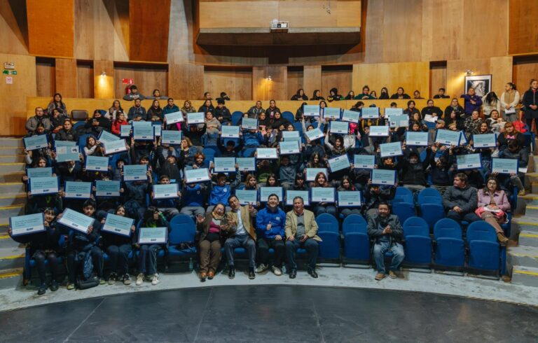 En San Carlos 411 estudiantes de 7° básico reciben computador portátil con conectividad en el marco de la Beca TIC 2025