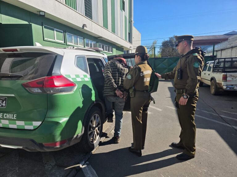 Carabineros detiene a tres sujetos por robo en aparcadero municipal de San Carlos