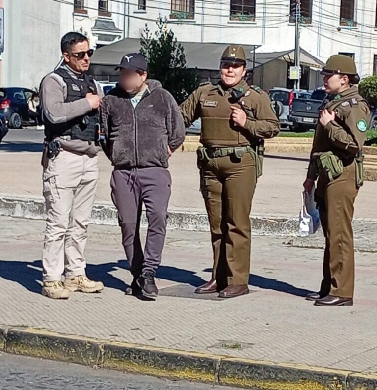 Inspectores y Carabineros detienen a sujeto por venta de drogas en la Plaza de Armas de Chillán
