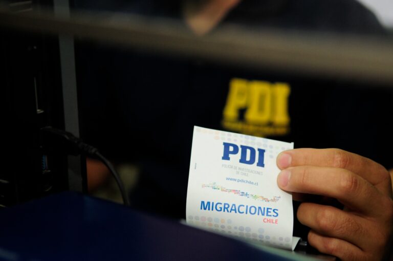 Detectives PDI Chillán fiscalizan a 36 extranjeros y detienen a ciudadano con orden pendiente y resolución de expulsión del país