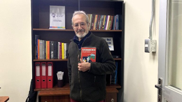 Actor Sergio Hernández recibió un ejemplar de libro de Ediciones UBB
