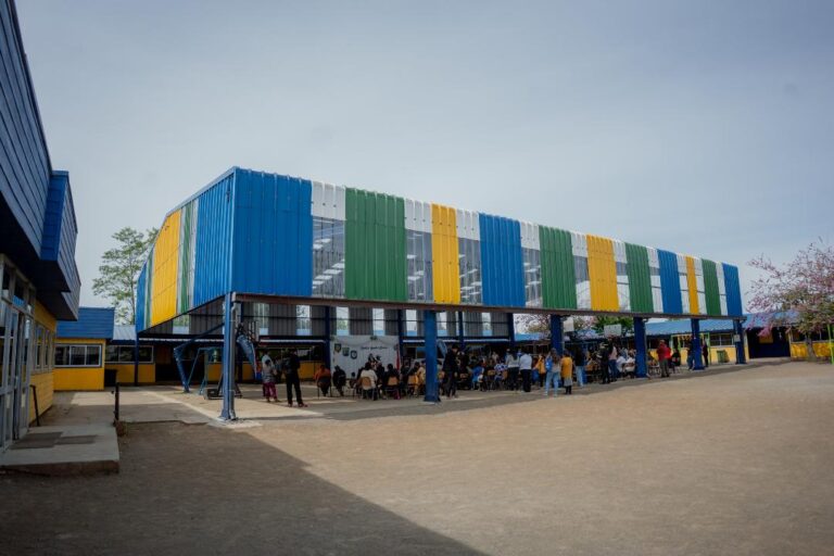 Gobierno Regional invierte 457 millones de pesos en nuevo techo para escuela y plazas comunitarias de Bulnes