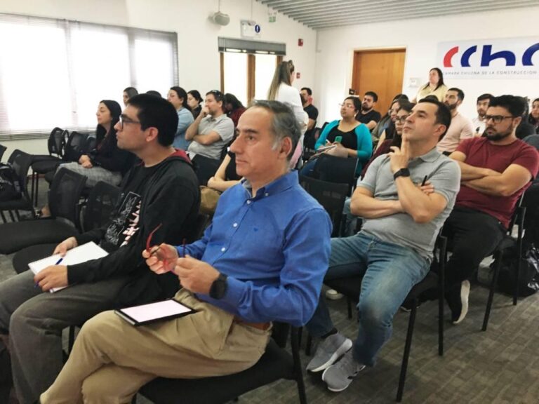 Curso sobre Mercado Público fortalece a emprendedores locales en licitaciones estatales
