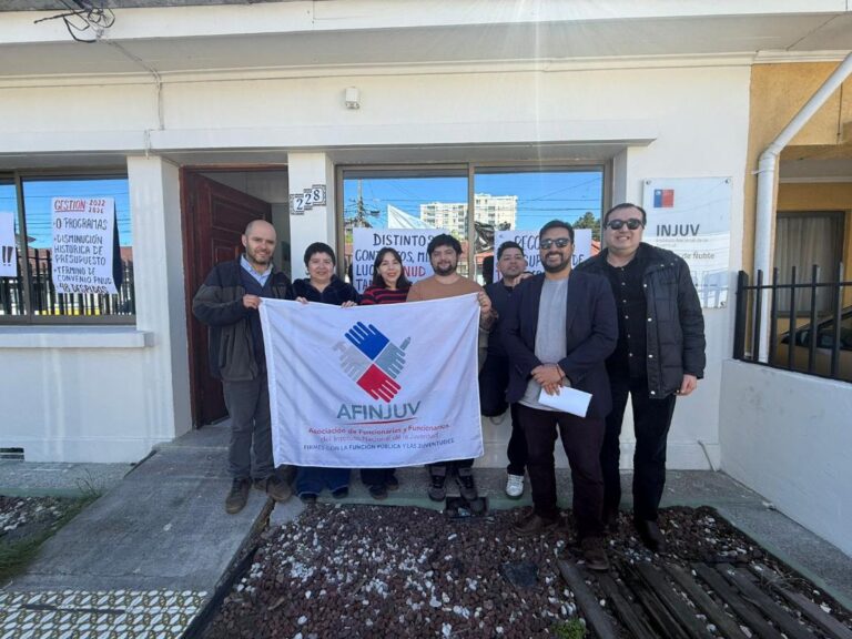 Funcionarias y funcionarios de INJUV se movilizan de manera indefinida en defensa de las juventudes y en rechazo al recorte presupuestario 2026