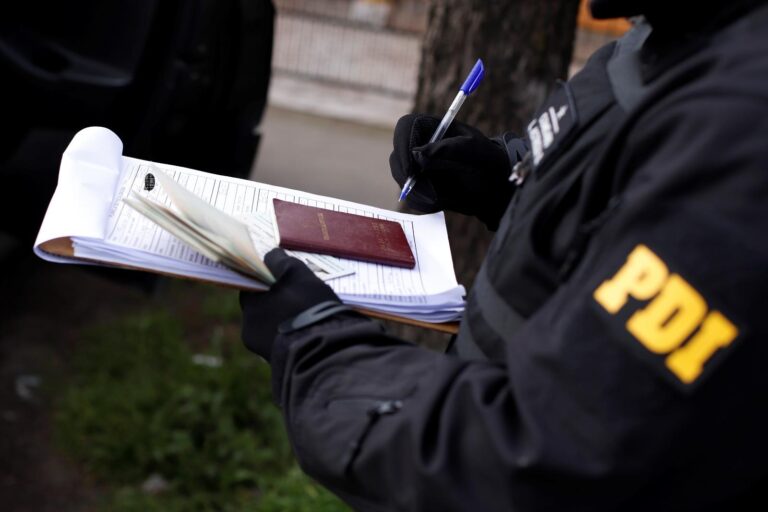 PDI fiscaliza a 33 extranjeros y detiene a 2 con orden de expulsión del país