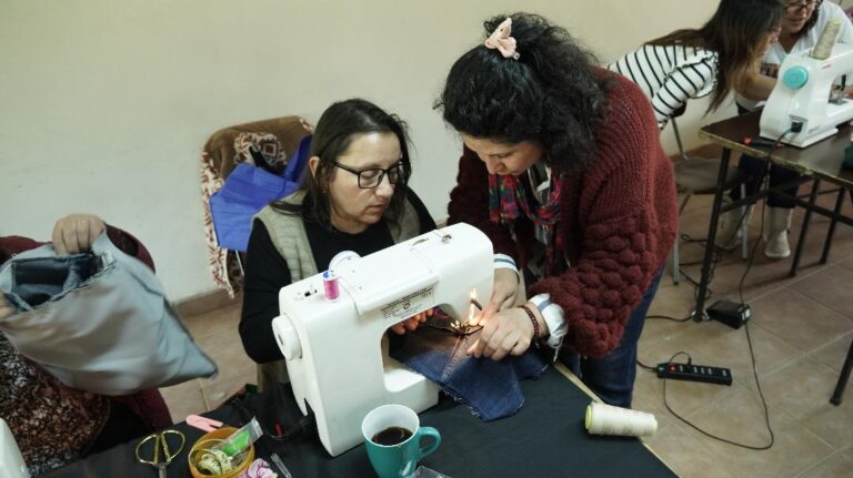 Mujeres de Chillán Viejo se reúnen en torno a la costura