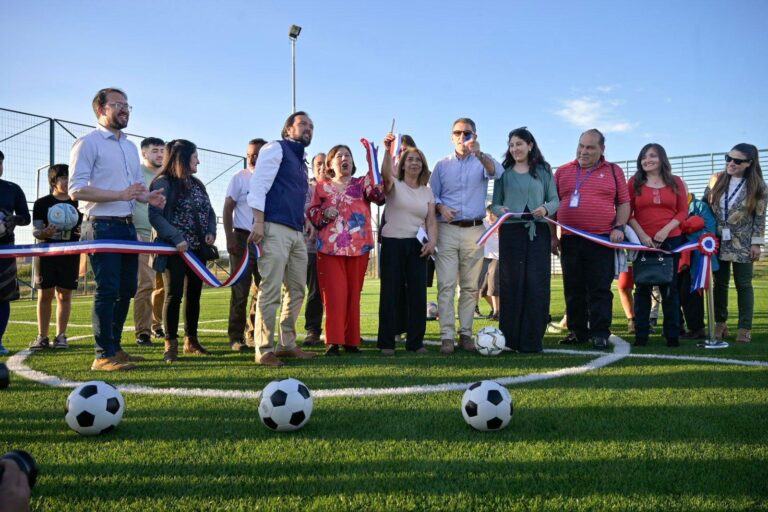 Vecinos de la Villa Brisas del Bicentenario celebraron inauguración de renovada multicancha
