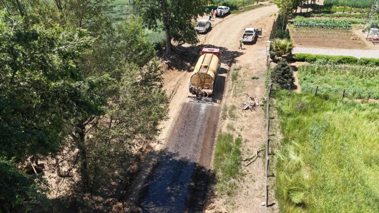 MOP inicia aplicación de matapolvo en 374 caminos rurales de Ñuble con inversión superior a 3.800 millones de pesos