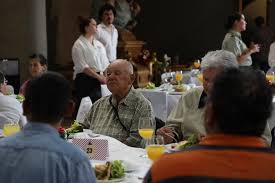Con amplia participación comunitaria se desarrollan los preparativos para la Cena de Navidad en la Catedral de Chillán