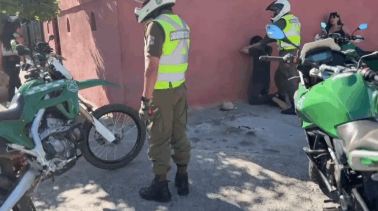 Hay 2 detenidos: Carabineros sorprendió transacción de drogas en la vía pública en Chillán