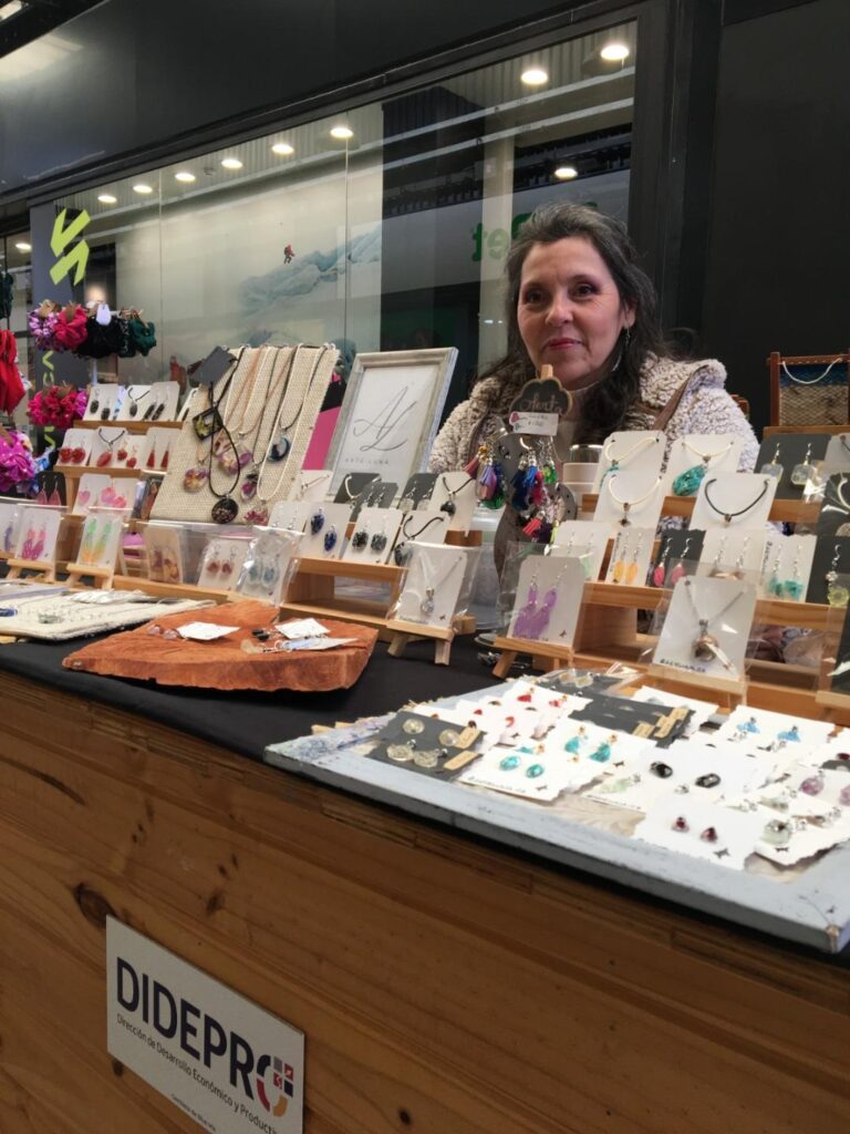 Feria productiva conecta a emprendedores en Vivo Outlet Chillán