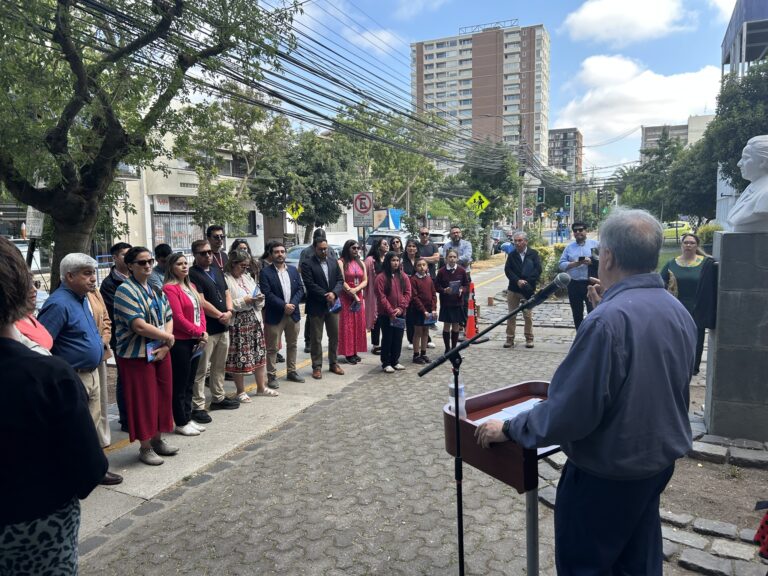 Chillán conmemora los 80 años del Premio Nobel de Gabriela Mistral con nueva placa homenaje
