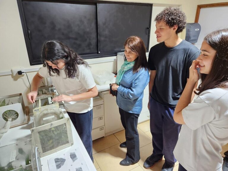 Estudiantes cerraron año escolar conociendo investigación de vanguardia en ecología química que realiza INIA en Ñuble