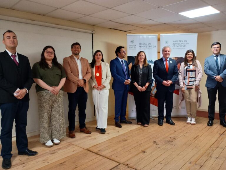 Estudiantes de INSUCO culminan formación en Santo Tomás con módulos aplicados en áreas claves de la actualidad