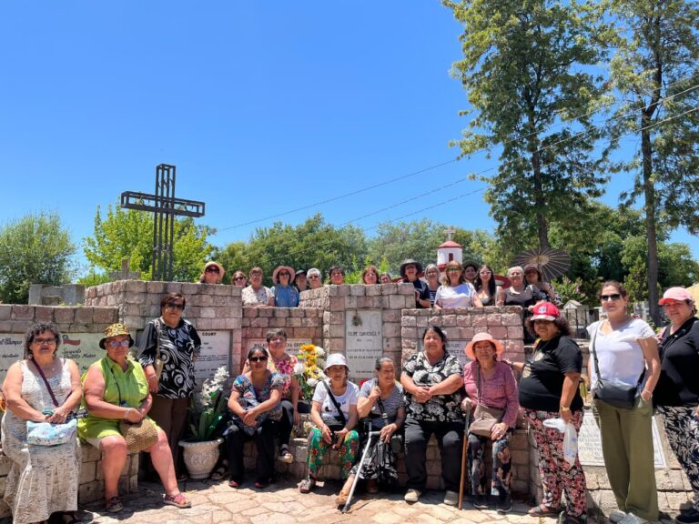 Mujeres de Bulnes visitan museo de Felipe Camiroaga en Villa Alegre