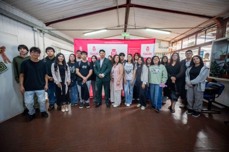 Municipalidad de Chillán reconoce a 20 estudiantes del Preuniversitario Social por sus destacados puntajes en la PAES