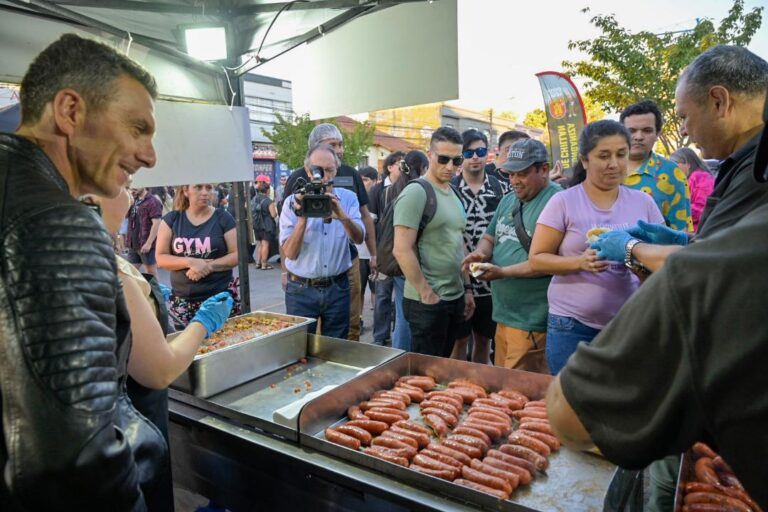 Cerca de mil personas disfrutaron de “Denominación de origen” frente al ex Cine O’Higgins
