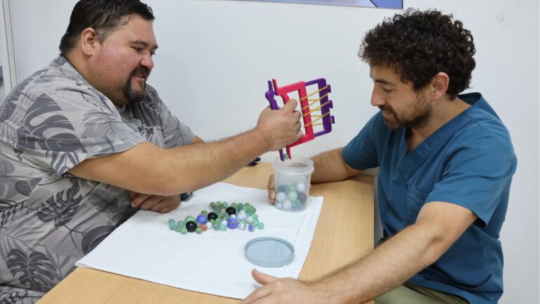Hospital de Chillán impulsa la rehabilitación con ayudas técnicas personalizadas mediante impresiones 3D