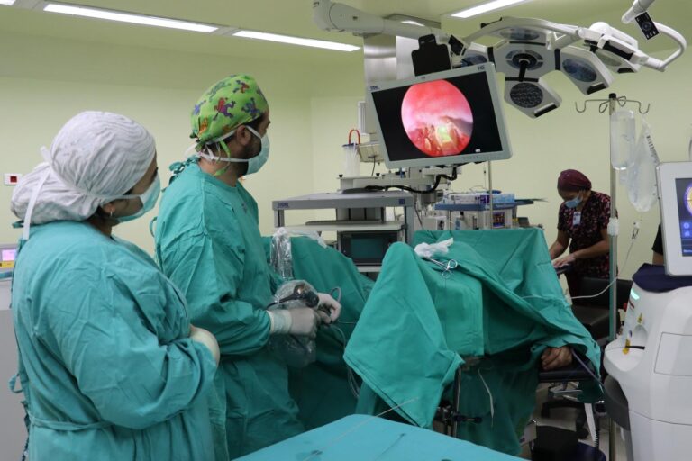 Estrategia de Recursos Extraordinarios permite atención a más de 1.300 usuarios en lista de espera en el Hospital de San Carlos