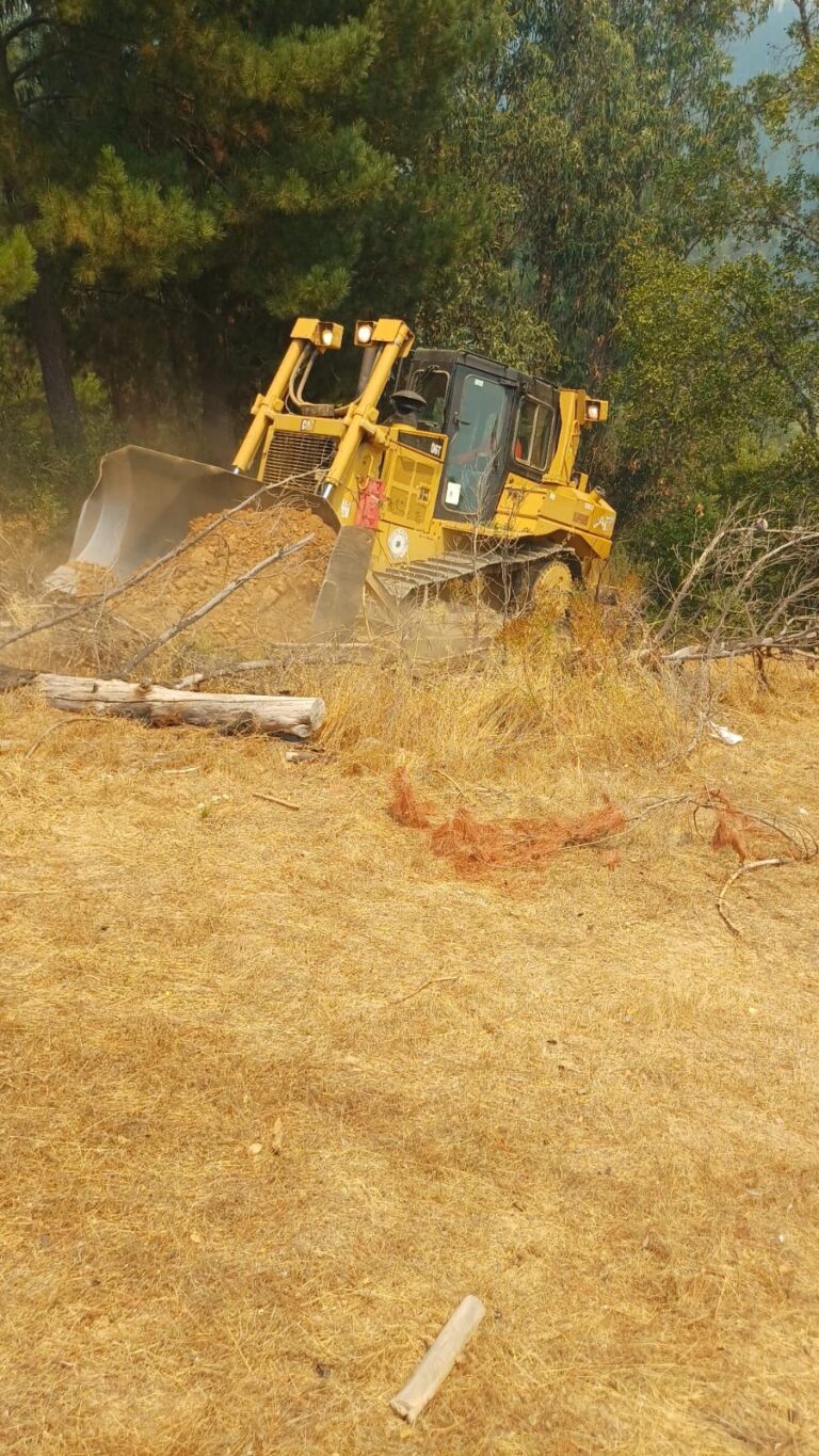 MOP Ñuble refuerza apoyo a CONAF con más de 20 km de cortafuegos y apoyo hídrico para combate aéreo
