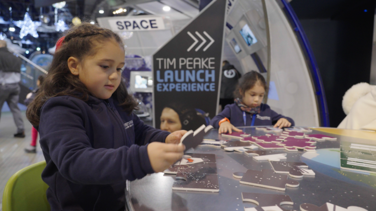 Orgullo ñublense: niña de la región visitó centro espacial en Inglaterra