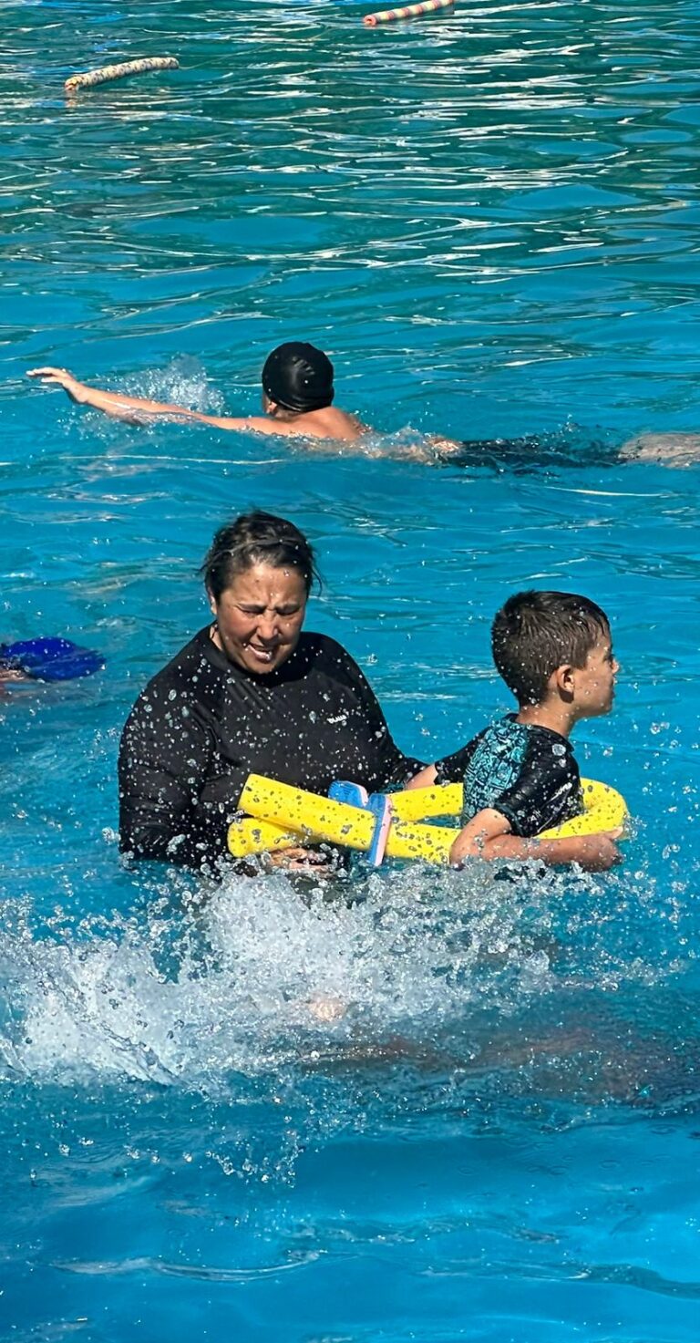 Taller municipal de natación inclusiva acoge a niños, jóvenes y adultos neurodivergentes de Chillán