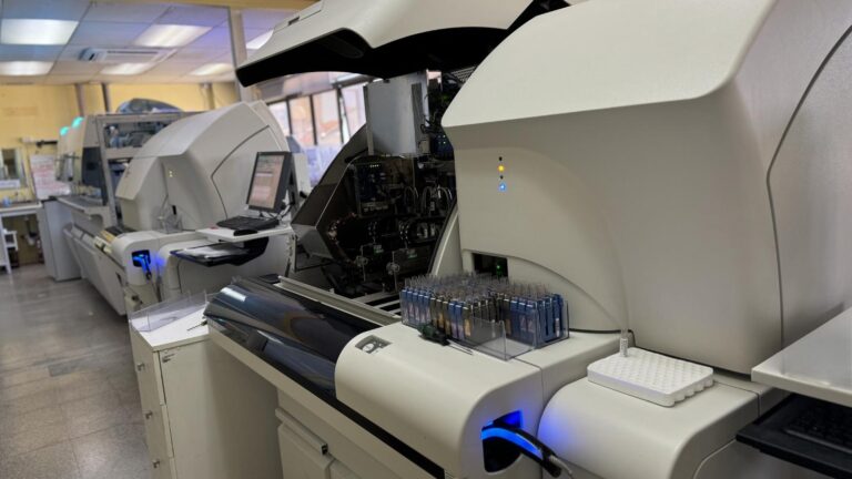 Implementación de cadena robótica en Laboratorio Clínico del Hospital de Chillán, prepara a su equipo para la puesta en marcha del megahospital