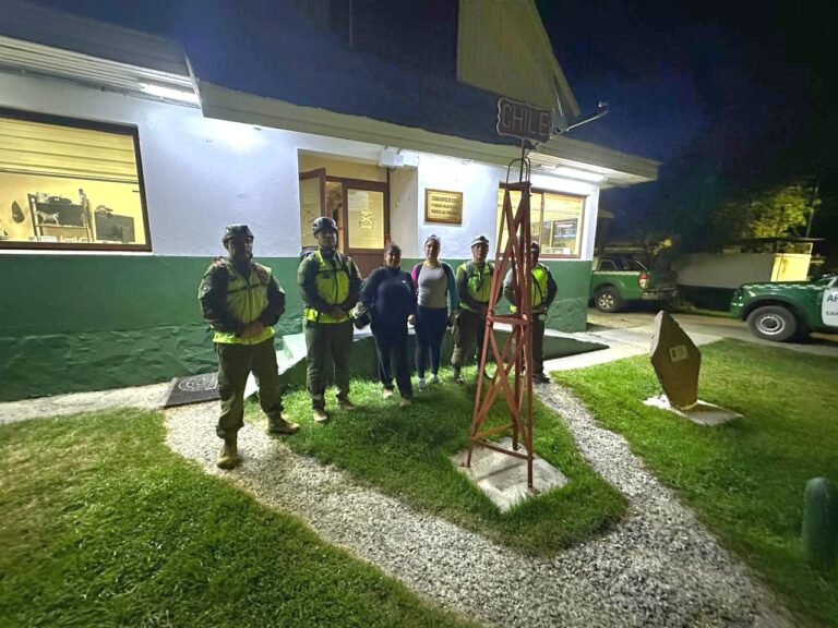 Carabineros: Especialistas en montaña auxiliaron a dos mujeres extraviadas en sector de Laguna Huemul