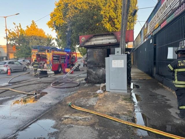 Municipalidad de Chillán retira kiosco siniestrado y recupera espacio público