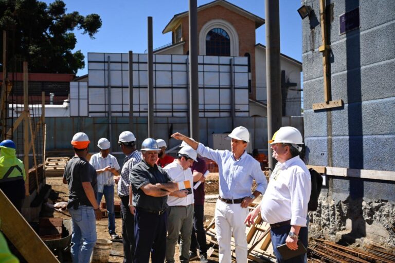 Alcalde Benavente constata 25 por ciento de avance en obras del Patio Isabel Riquelme y detalla trabajos de aguas lluvias en calle Arturo Prat