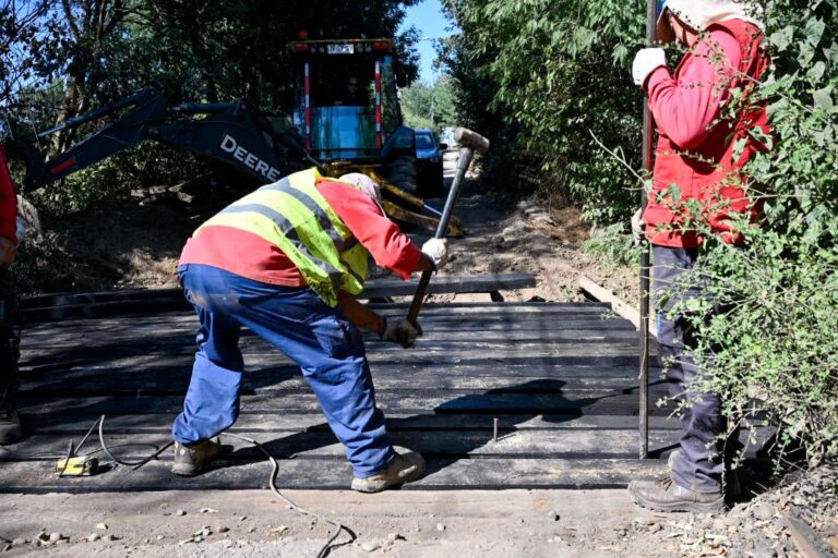 Vecinos celebran reparación del puente en callejón Bustamante