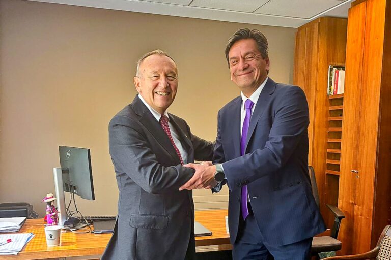 Alcalde Rubén Méndez se reúne con futuro ministro de la Secretaría General de la Presidencia para articular proyectos estratégicos para San Carlos