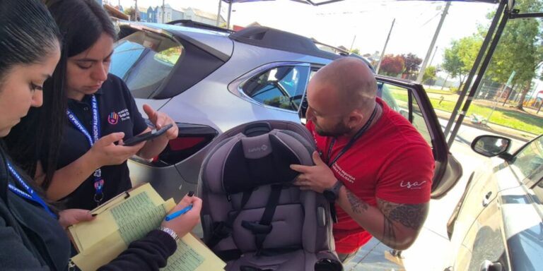 Siempre en silla, nunca en brazos: asesoramiento sobre sistemas de retención infantil fortalece la seguridad vial en San Carlos