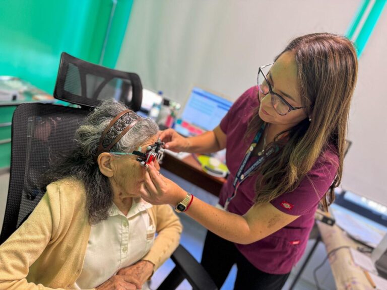 UAPO Móvil realizó operativo en Quillón para apoyar a personas que perdieron sus lentes durante incendios forestales